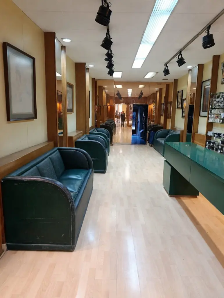 Interior de la tienda física Calçats Bertrán en Vilafranca del Penedès
